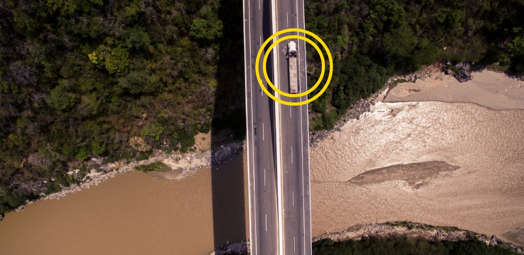truck-in-the-middle-of-nowhere-and-freight-visibility-helps-1024x500